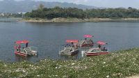 Luhut Pandjaitan Luncurkan Perahu Ponton Penarik Sampah