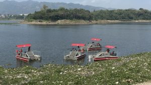 Luhut Pandjaitan Luncurkan Perahu Ponton Penarik Sampah