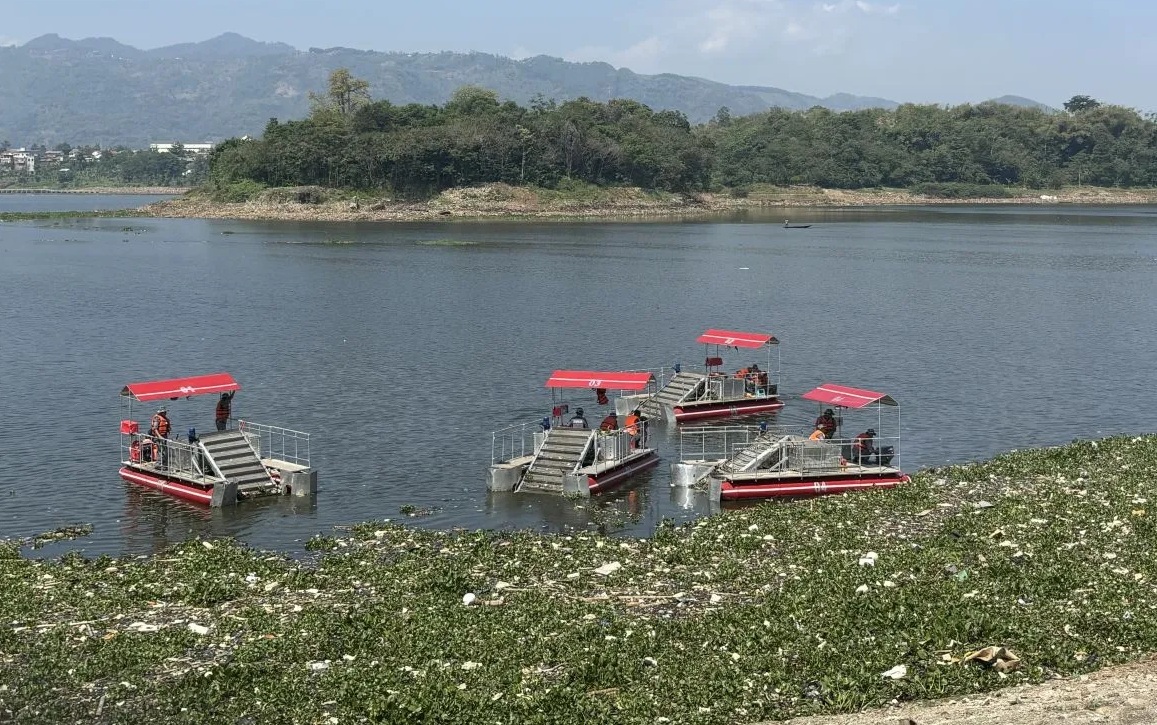 Menteri Koordinator Bidang Kemaritiman dan Investasi (Menko Marves) Luhut Binsar Pandjaitan meluncurkan perahu ponton yang dirancang khusus untuk menarik sampah di Sektor 9 Sungai Citarum, Kabupaten Bandung Barat, Sabtu (10/8/2024). (Rubby Jovan)