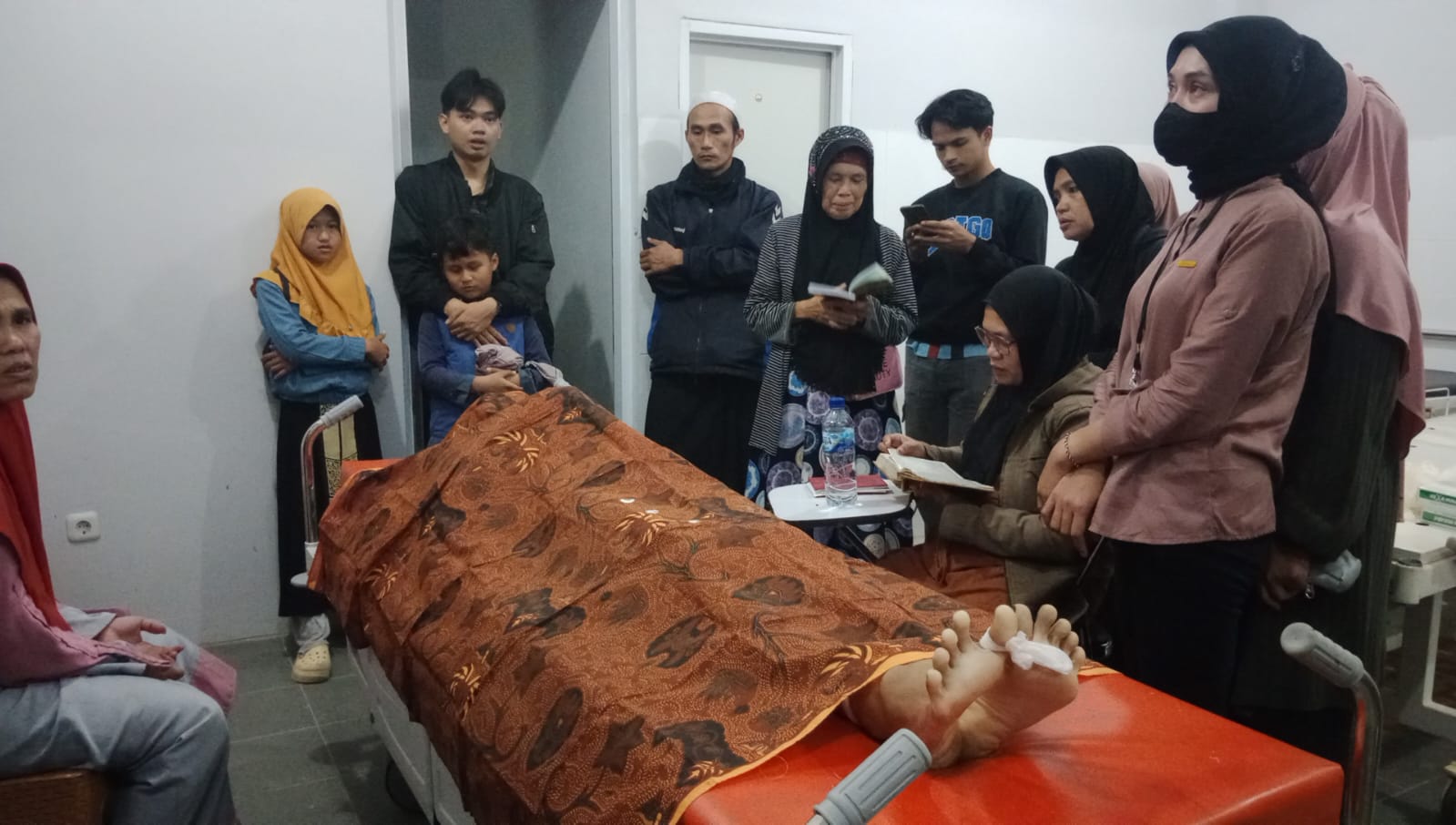 Kondisi jenazah korban, GP (15) pelajar SMP Cicurug saat hendak dibawa ke Rumah Sakit Keramat Jati untuk dilakukan autopsi pada Rabu (28/08).
