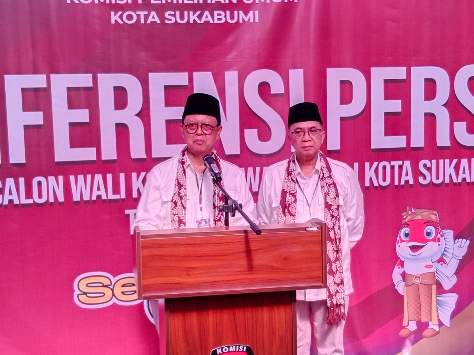 MENDAFTAR : Pasangan calon (Bacalon) Wali Kota dan Wakil Wali Kota Sukabumi, Mohamad Muraz - Andri Hamami, saat konferensi pers di KPU Kota Sukabumi seusai pendaftaran.(FOTO : Radar Sukabumi)