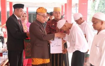 Wabup Sukabumi Iyos Somantri saat memberikan surat keputusan Menkumham RI terkait pemberian remisi langsung bebas HUT ke-79 RI kepada enam mantan narapidana yang sebelumnya sebagai warga binaan Lapas Kelas II B Warungkiara, Kabupaten Sukabumi.
