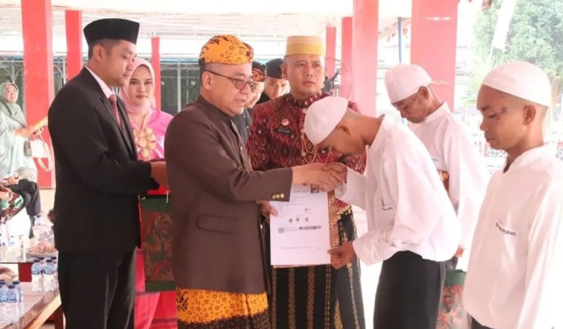 Wabup Sukabumi Iyos Somantri saat memberikan surat keputusan Menkumham RI terkait pemberian remisi langsung bebas HUT ke-79 RI kepada enam mantan narapidana yang sebelumnya sebagai warga binaan Lapas Kelas II B Warungkiara, Kabupaten Sukabumi.