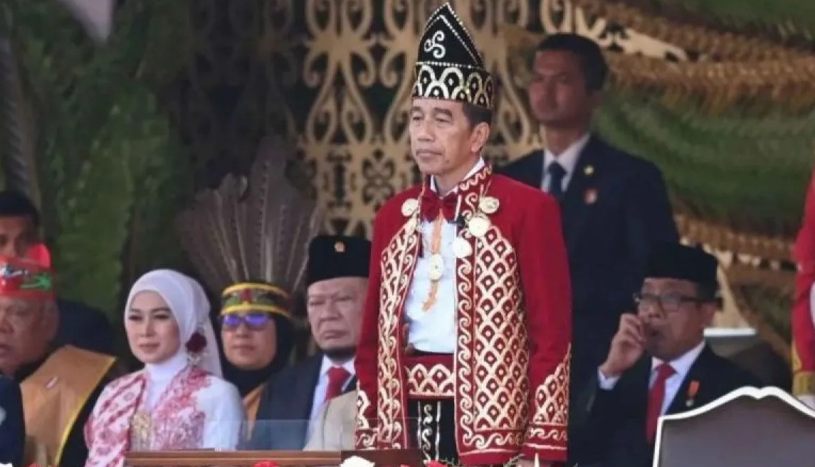 Presiden RI Joko Widodo saat memakai baju adat Banjar di upacara penurunan bendera merah putih HUT Ke-79 Kemerdekaan RI di Istana Negara di IKN Kaltim, 17 Agustus 2024. (Hafiz Mubarak).