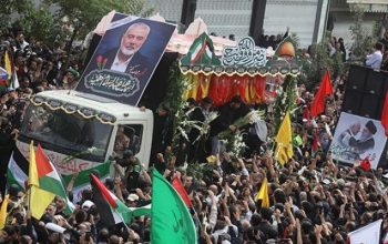 Warga Iran menghadiri prosesi pemakaman ketua Hamas yang terbunuh, Ismail Haniyeh di Teheran, Iran, 1 Agustus 2024. Majid Asgaripour/WANA (West Asia News Agency) via REUTERS