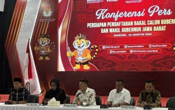Ketua Divisi Teknis KPU Jawa Barat, Adi Saputro (tengah) saat memberikan keterangan di Kota Bandung, Jawa Barat, Senin (26/8/2024). (Rubby Jovan)