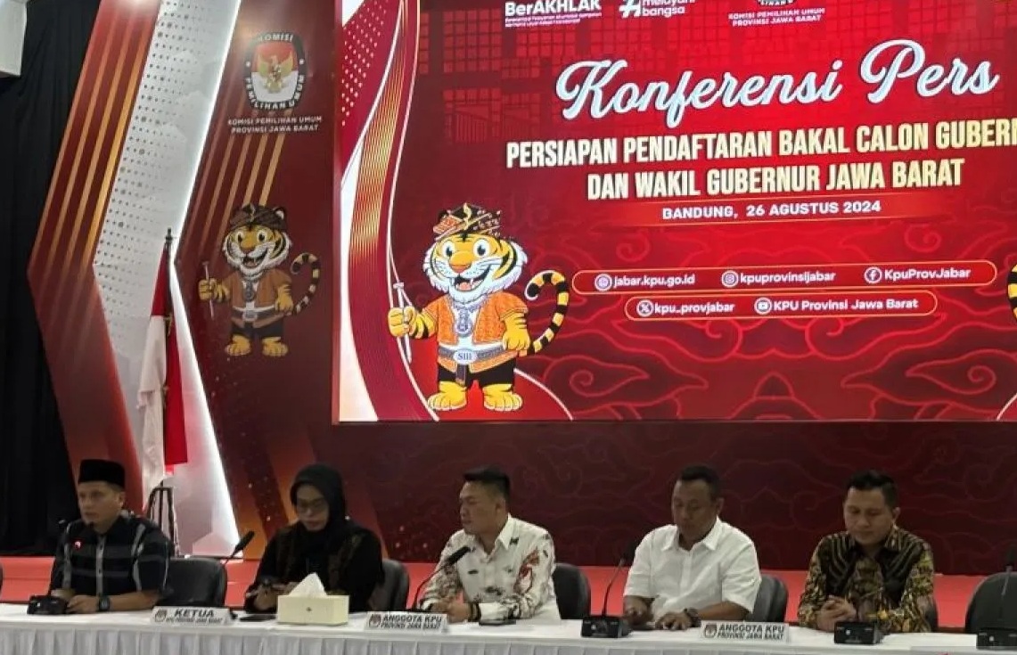 Ketua Divisi Teknis KPU Jawa Barat, Adi Saputro (tengah) saat memberikan keterangan di Kota Bandung, Jawa Barat, Senin (26/8/2024). (Rubby Jovan)