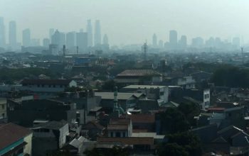 Arsip foto - Suasana deretan gedung yang tersamar polusi di Jakarta Timur, Selasa (30/7/2024). ANTARA FOTO/Indrianto Eko Suwarso/foc.