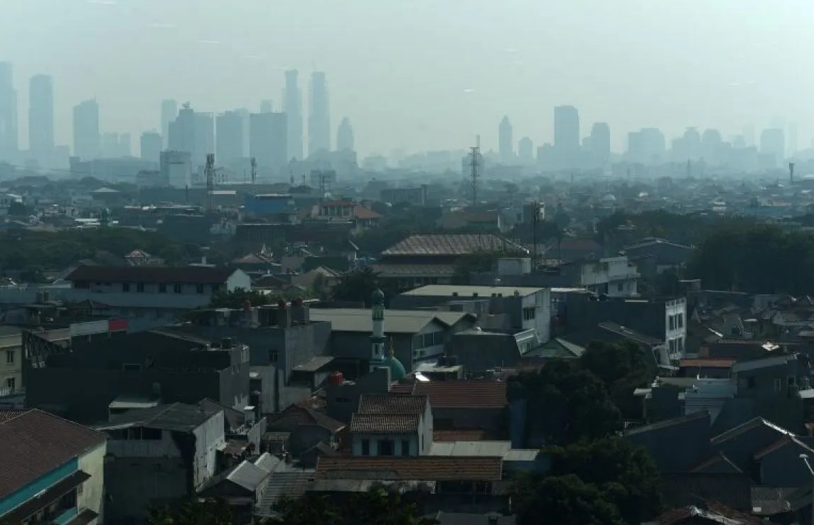 Arsip foto - Suasana deretan gedung yang tersamar polusi di Jakarta Timur, Selasa (30/7/2024). ANTARA FOTO/Indrianto Eko Suwarso/foc.