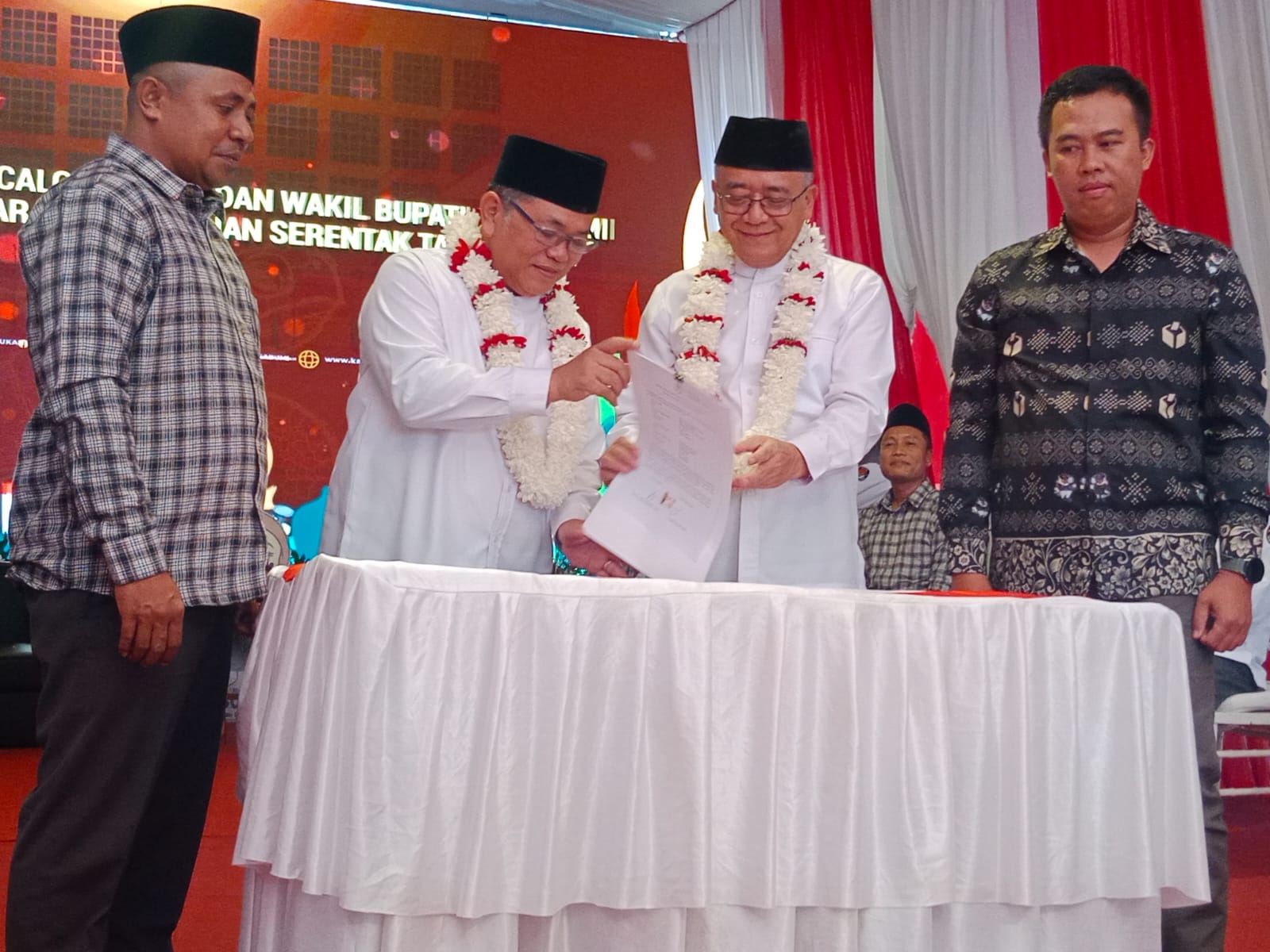 Bakal calon Bupati dan Wakil Bupati Sukabumi, Iyos Somantri-Zaenul saat mendaftar ke Komisi Pemilihan Umum (KPU) Kabupaten Sukabumi.