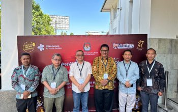 Ketua KPU Kabupaten Sukabumi Bapak Kasmin Belle dan Ketua Divisi Teknis Penyelenggaraan Abdullah Ahmad Mulya Syafe'i saat mendampingi dua Pasangan Calon (paslon) menjalani tes kesehatan di Rumah Sakit (RS) Hasan Sadikin, Kota Bandung.