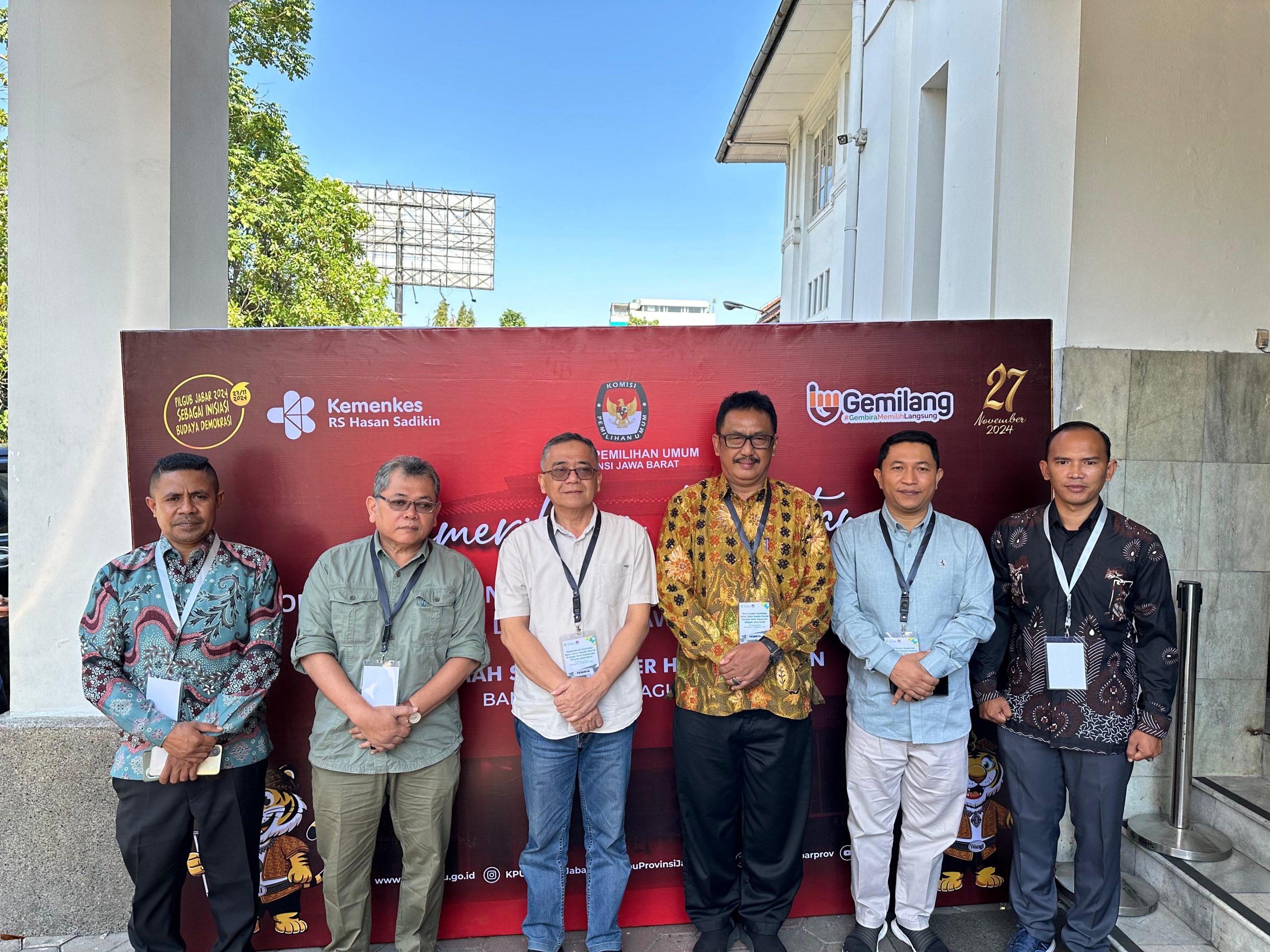 Ketua KPU Kabupaten Sukabumi Bapak Kasmin Belle dan Ketua Divisi Teknis Penyelenggaraan Abdullah Ahmad Mulya Syafe'i saat mendampingi dua Pasangan Calon (paslon) menjalani tes kesehatan di Rumah Sakit (RS) Hasan Sadikin, Kota Bandung.