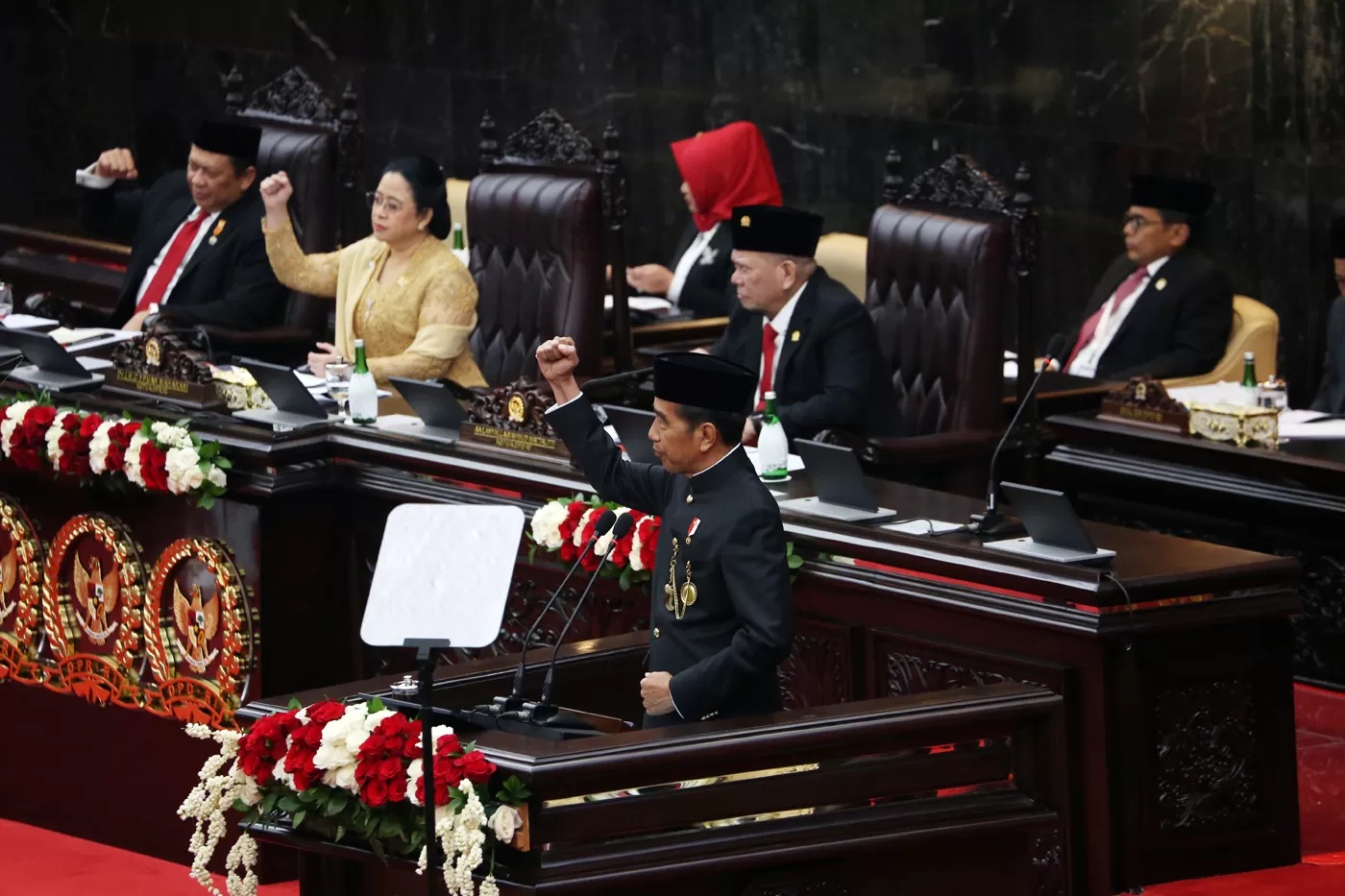 Presiden Joko Widodo menyampaikan pidato kenegaraan dalam Sidang Tahunan MPR dan Sidang Bersama DPR - DPD Tahun 2024 di Gedung Nusantara, kompleks Parlemen, Senayan, Jakarta, Jumat (16/8/2024). (Miftahul Hayat/ Jawa Pos)
