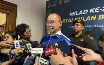 Sekretaris Jenderal Partai Amanat Nasional (PAN) Eddy Soeparno menjawab pertanyaan wartawan usai acara Milad Ke-26 Partai Bulan Bintang di Jakarta, Sabtu (3/8/2024).