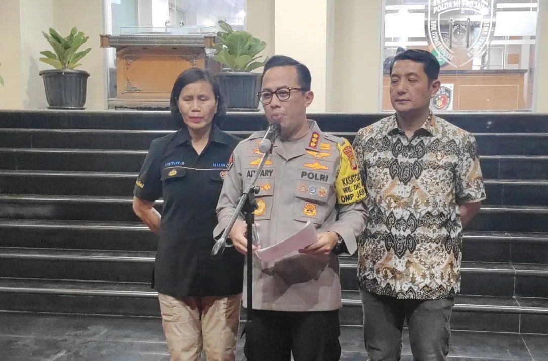 Kabid Humas Polda Metro Jaya Kombes Pol. Ade Ary Syam Indradi (tengah) saat ditemui di Jakarta, Jumat (23/8/2024).(Ilham Kausar)