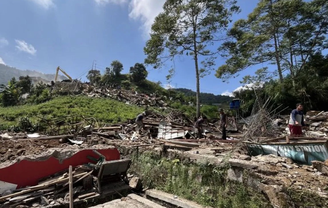 Pedagang membersihkan lapas usai ditertibkan oleh petugas di kawasan wisata Puncak, Cisarua, Kabupaten Bogor, Jawa Barat, Senin (26/8/2024). (M Fikri Setiawan)