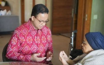 Mantan Gubernur DKI Jakarta Anies Baswedan saat meminta restu kepada sang ibunda Aliyah Rasyid Baswedan di kediamannya di Lebak Bulus, Cilandak, Jakarta Selatan, Senin (26/8/2024). (Tim Media Anies Baswedan)
