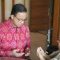 Mantan Gubernur DKI Jakarta Anies Baswedan saat meminta restu kepada sang ibunda Aliyah Rasyid Baswedan di kediamannya di Lebak Bulus, Cilandak, Jakarta Selatan, Senin (26/8/2024). (Tim Media Anies Baswedan)