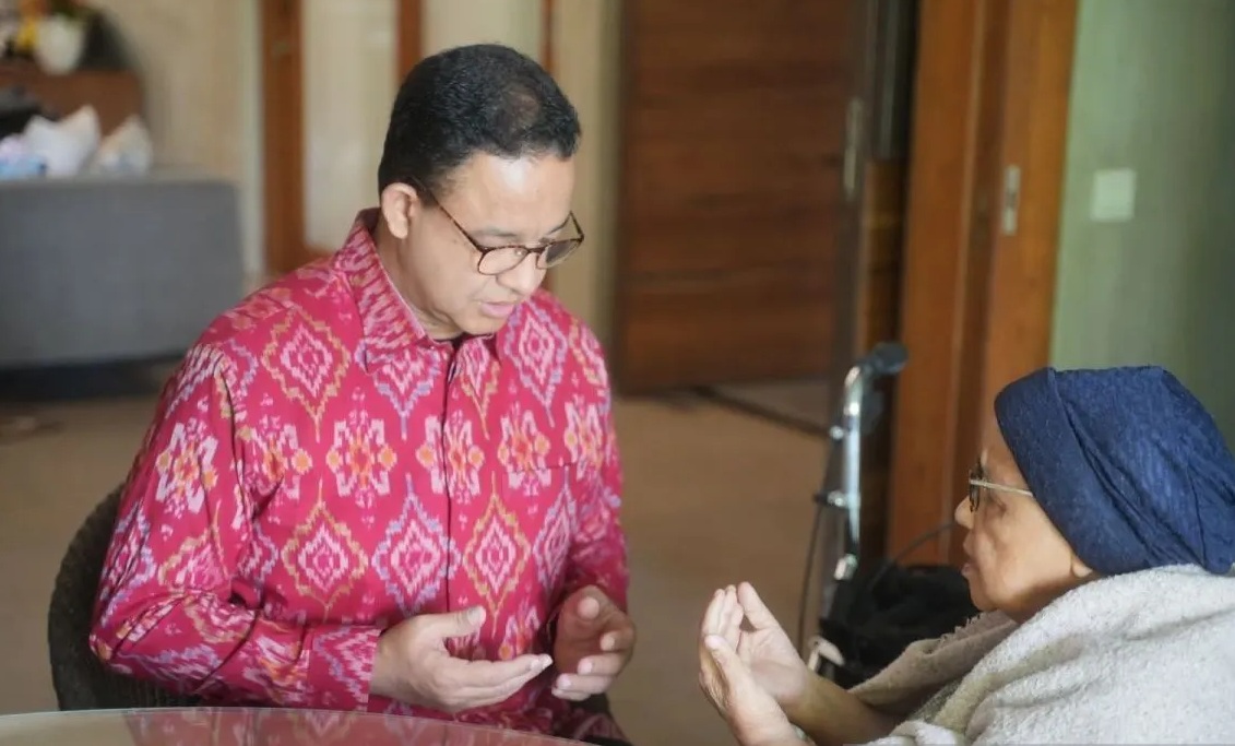 Mantan Gubernur DKI Jakarta Anies Baswedan saat meminta restu kepada sang ibunda Aliyah Rasyid Baswedan di kediamannya di Lebak Bulus, Cilandak, Jakarta Selatan, Senin (26/8/2024). (Tim Media Anies Baswedan)