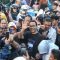 Mantan Gubernur DKI Jakarta Anies Baswedan (tengah) menyapa warga saat Hari Bebas Kendaraan Bermotor di Jalan Jenderal Sudirman, Jakarta, Minggu (4/8/2024). (ANTARA FOTO/Asprilla Dwi Adha/rwa)