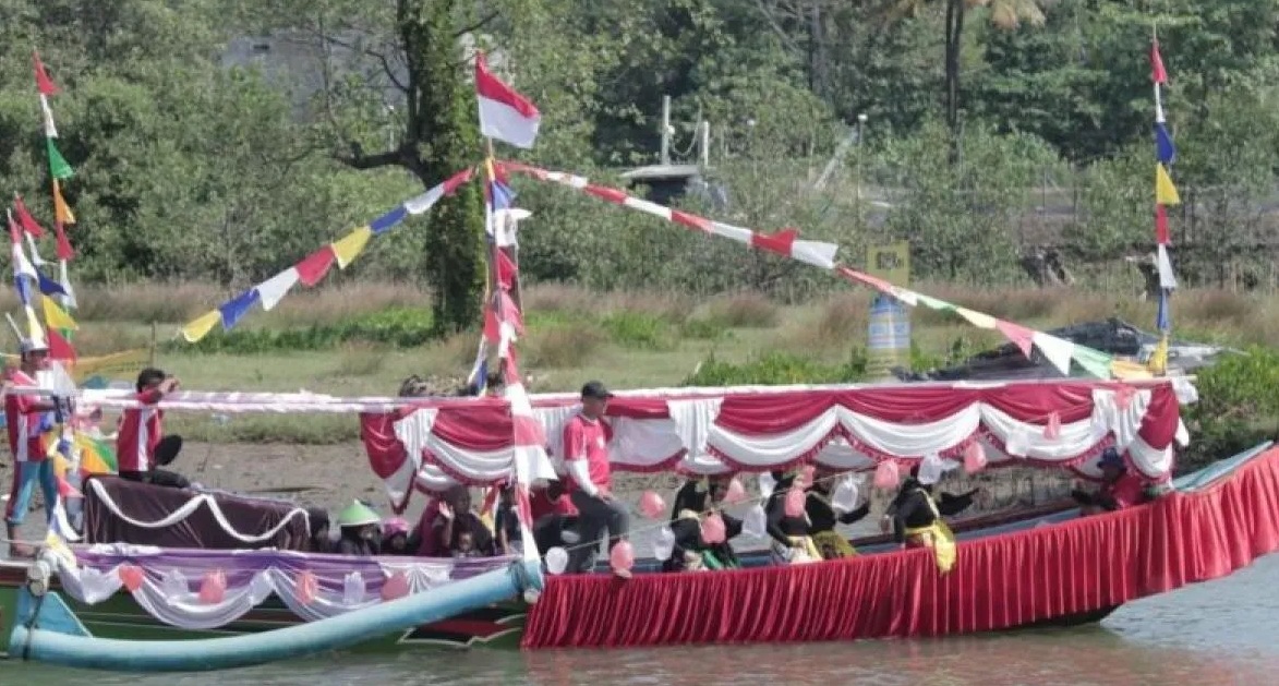 Festival perahu hias menyambut hari jadi ke-154 Kabupaten Sukabumi yang dilaksanakan di kawasan UGGCP tepatnya di Sungai/Desa Ciwaru, Kecamatan Ciemas, Kabupaten Sukabumi, Jabar. (Aditya Rohman)