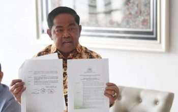 Ketua Dewan Pembina Bapilu Partai Golkar Idrus Marham menunjukkan SK pengesahan pengurus DPD Partai Golkar Papua 2009-2015 saat konferensi pers terkait suksesi kepemimpinan usai mundurnya Airlangga Hartarto sebegai ketua umum di Jakarta, Selasa (13/8/2024). (Akbar Nugroho Gumay)