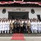 Penjabat Gubernur Jawa Barat Bey Triadi Machmudin berfoto bersama anggota Paskibraka Provinsi Jabar 2024 pasca pengukuhan di Gedung Sate Bandung, Rabu (14/8/2024). (Ricky Prayoga)