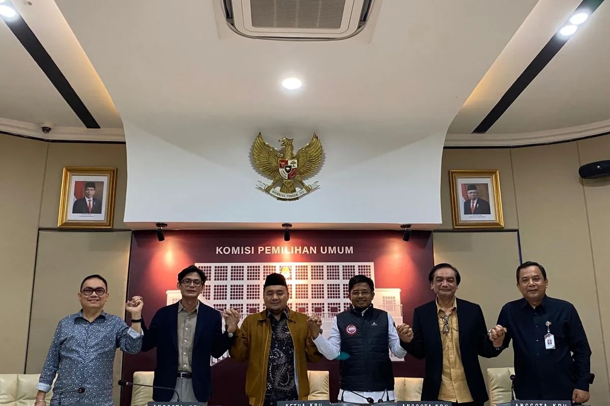 Ketua KPU RI Mochammad Afifuddin (tiga kiri) saat konferensi pers di Kantor KPU RI, Jakarta, Kamis (22/8/2024). (Fath Putra Mulya)