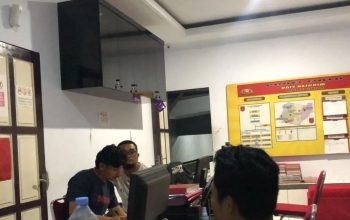 Penyidik Unit Reskrim Polsek Cikole, Resor Sukabumi Kota saat meminta keterangan JMF (30) warga Kecamatan Gunungpuyuh, Kota Sukabumi, Jabar yang merupakan pelaku pembobolan kios sembako di Pasar Pelita, Kecamatan Cikole, Kota Sukabumi.
