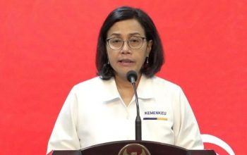 Menteri Keuangan Sri Mulyani Indrawati memberikan keterangan pers di Kantor Presiden Jakarta, Senin (5/8/2024). ANTARA/Mentari Dwi Gayati/pri.