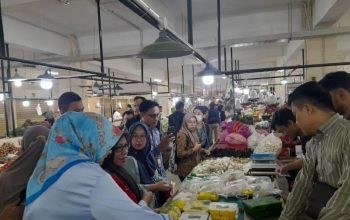 Jajaran Setda Kota Bogor berbelanja di pasar tradisional Pasar Jambu Dua, Jumat (9/8/2024). (ANTARA/Shabrina Zakaria)