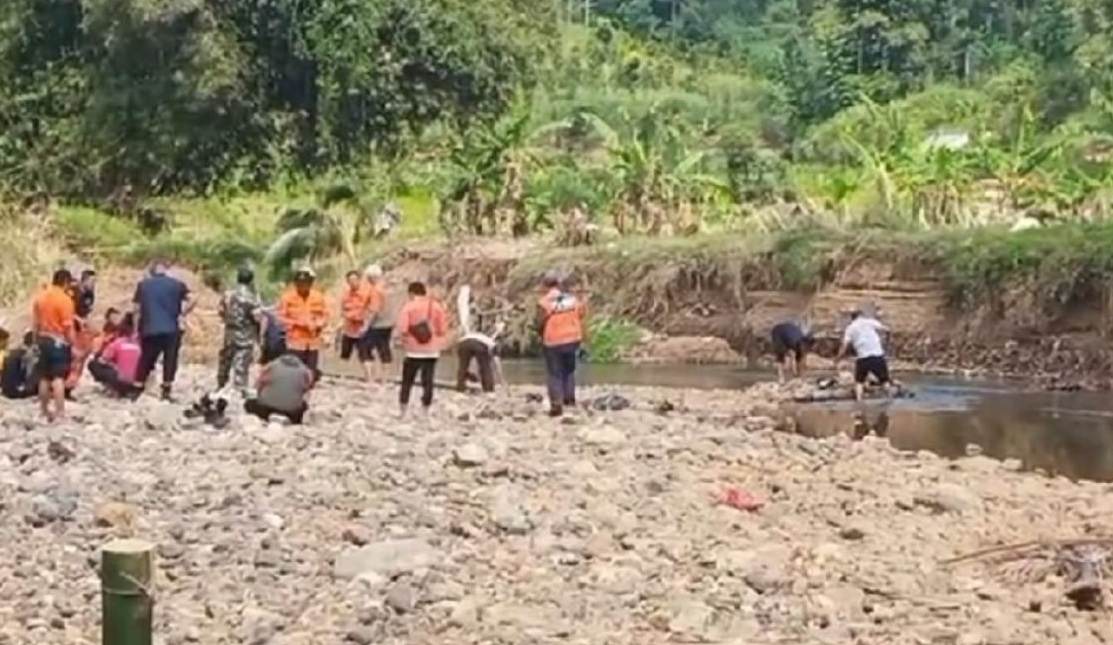 Sejumlah personel BPBD Jabar dan Kabupaten Sukabumi disiagakan di lokasi jembatan rusak yang menghubungkan Desa Neglasari, Kecamatan Lengkong dengan Desa Bantarpanjang, Kecamatan Jampangtengah, Kabupaten Sukabumi.