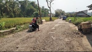 Kondisi Jalan Penghubung Kecamatan Gegerbitung-Nyalindung Rusak Parah
