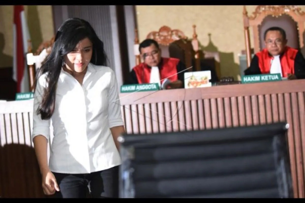 Terdakwa kasus pembunuhan Wayan Mirna Salihin, Jessica Kumala Wongso, memasuki ruangan untuk menjalani sidang dengan agenda pembacaan vonis di PN Jakarta Pusat, Jakarta, Kamis (27/10/2016). (Akbar Nugroho Gumay)