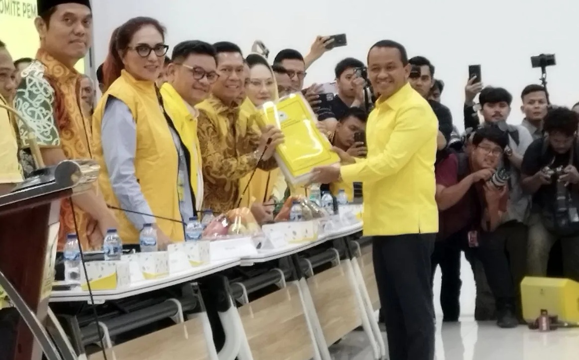 Politikus Partai Golkar Bahlil Lahadalia memberikan berkas pendaftaran pencalonan ketua umum ke Kantor DPP Partai Golkar, Jakarta, Senin (19/8/2024). (Bagus Ahmad Rizaldi).