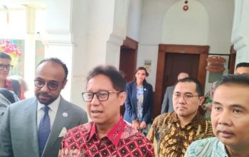 Menteri Kesehatan Budi Gunadi Sadikin (tengah), Dubes Uni Emirat Arab Abdulla Salem Obaid Salem Al Dhaheri (kiri) dan Penjabat (Pj) Gubernur Jabar Bey Triadi Machmudin (kanan), memberikan keterangan di Gedung Sate Bandung, Jumat (2/8/2024). (ANTARA/Ricky Prayoga)