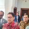 Menteri Kesehatan Budi Gunadi Sadikin (tengah), Dubes Uni Emirat Arab Abdulla Salem Obaid Salem Al Dhaheri (kiri) dan Penjabat (Pj) Gubernur Jabar Bey Triadi Machmudin (kanan), memberikan keterangan di Gedung Sate Bandung, Jumat (2/8/2024). (ANTARA/Ricky Prayoga)