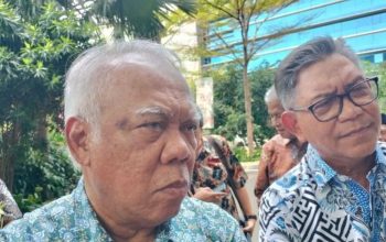 Menteri Pekerjaan Umum dan Perumahan Rakyat (PUPR) Basuki Hadimuljono memberikan keterangan kepada awak media di Kementerian PUPR, Jakarta, Jumat (23/8/2024). (Aji Cakti)