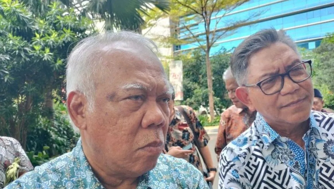 Menteri Pekerjaan Umum dan Perumahan Rakyat (PUPR) Basuki Hadimuljono memberikan keterangan kepada awak media di Kementerian PUPR, Jakarta, Jumat (23/8/2024). (Aji Cakti)