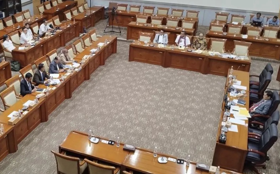 Komisi Yudisial (KY) memberikan sanksi pemberhentian tetap (pemecatan) dengan hak pensiun kepada tiga hakim yang menjatuhkan vonis bebas kepada terdakwa Gregorius