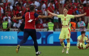 Gelandang Spanyol Benat Turrientes #08 berselebrasi bersama rekannya saat menang atas Maroko sekaligus memastikan tiket final sepak bola Olimpiade Paris 2024 di Marseille Stadium, Marseille, Senin (5/8/2024). (Photo by Pascal GUYOT / AFP) (AFP/PASCAL GUYOT)