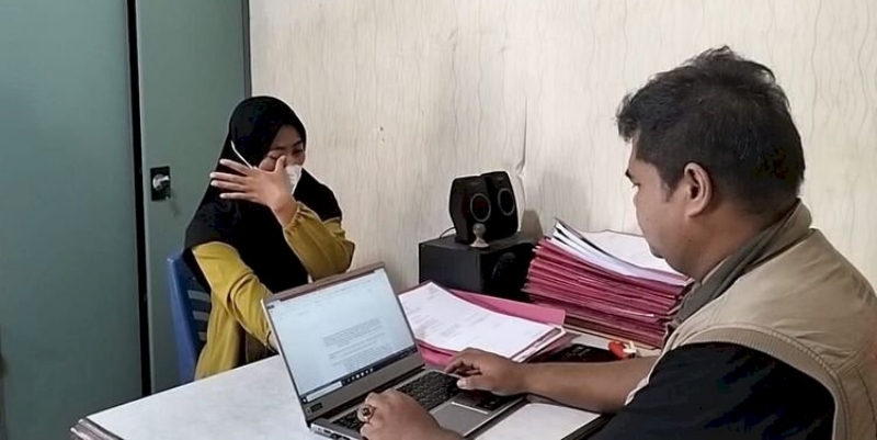 Tersangka Lisa Yani saat menjalani pemeriksaan di Polsek Bayung Lencir/Ist