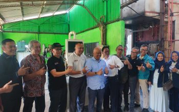 Bakal calon Gubernur Jawa Barat Ilham Akbar Habibie (IAH) kunjungi PT. Ciptaunggul Karya Abadi untuk meninjau sebuah mesin yang dapat membuat part kecil untuk kendaraan Toyota Fortuner.