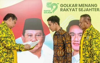 Ketua Umum Golkar Airlangga Hartarto menyerahkan SK Rapimnas ke-2 Golkar kepada Wako Solo Gibran Rakabuming Raka di Kantor DPP Partai Golkar,