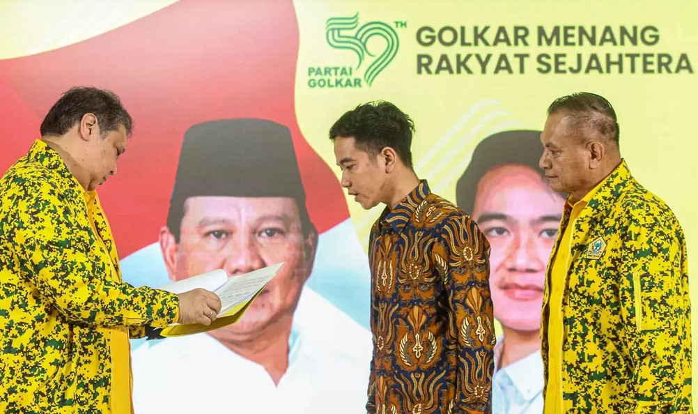 Ketua Umum Golkar Airlangga Hartarto menyerahkan SK Rapimnas ke-2 Golkar kepada Wako Solo Gibran Rakabuming Raka di Kantor DPP Partai Golkar,