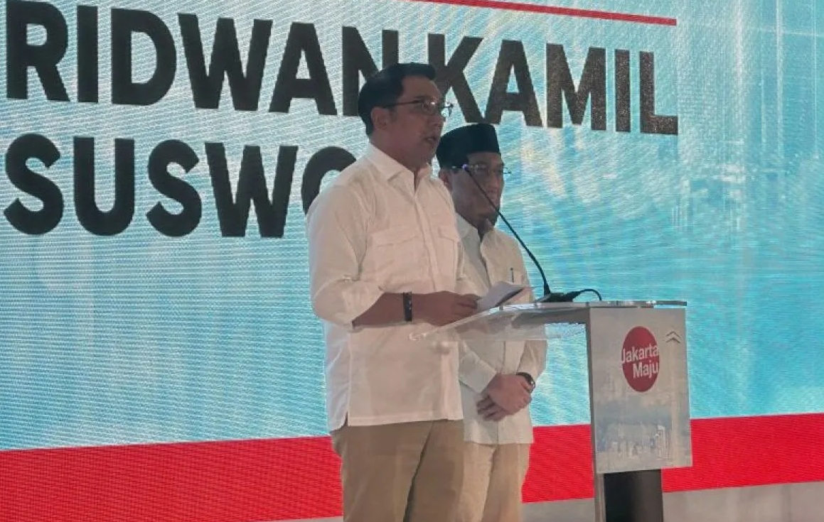 Bakal pasangan calon Gubernur dan Wakil Gubernur DKI Jakarta Ridwan Kamil (kiri) dan Suswono saat memberikan sambutan usai dideklarasikan oleh 12 partai politik di Hotel Sultan, Jakarta, Senin (19/8/2024). (Rio Feisal)