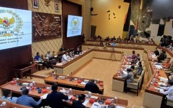 Rapat Dengar Pendapat (RDP) Komisi II DPR RI, KPU, dan Pemerintah pada Minggu dengan agenda tunggal pembahasan Rancangan PKPU Nomor 8 Tahun 2024 di Kompleks Parlemen, Senayan, Jakarta, Minggu (25/8/2024). (Melalusa Susthira K.)