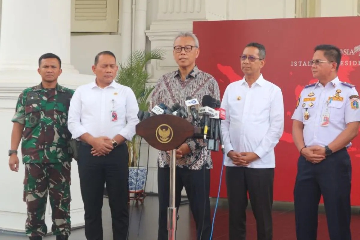 Kepala Protokol Negara Andy Rachmianto (tengah) memberikan keterangan kepada wartawan di Istana Kepresidenan Jakarta, Senin (26/8/2024). (Rangga Pandu Asmara Jingga)