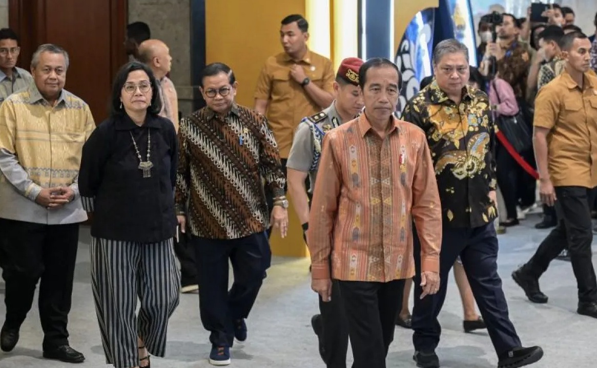 Presiden Joko Widodo (tengah), Menteri Keuangan Sri Mulyani (kedua kiri), Menteri Koordinator Bidang Perekonomian Airlangga Hartarto (kedua kanan), Gubernur Bank Indonesia Perry Warjiyo (kiri), dan Sekretaris Kabinet Pramono Anung (ketiga kiri) berjalan saat pembukaan Festival Ekonomi Keuangan Digital (ANTARA FOTO/FAUZAN)