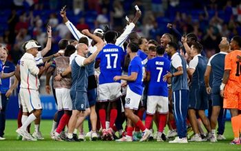 Para pemain Prancis merayakan keberhasilan mereka melaju ke partai final Olimpiade Paris 2024 cabang olahraga sepak bola putra setelah mengalahkan Mesir dengan skor 3-1 pada babak semifinal di Stadion Decines-Charpieu, Lyon, Senin (5/8/2024). (AFP/OLIVIER CHASSIGNOLE)